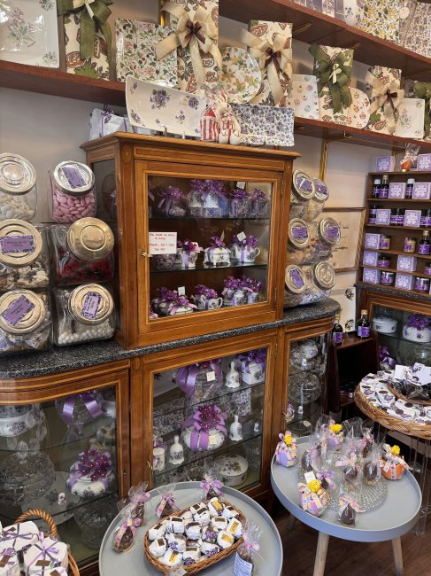 Violet candies (2/3)
