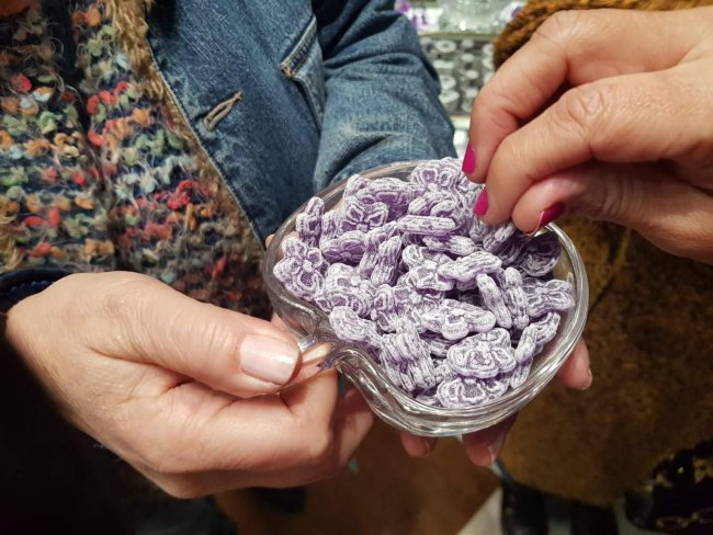 Violet candies (1/3)