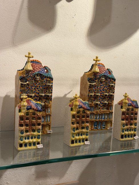 Gaudí's modernist ceramics (1/3)