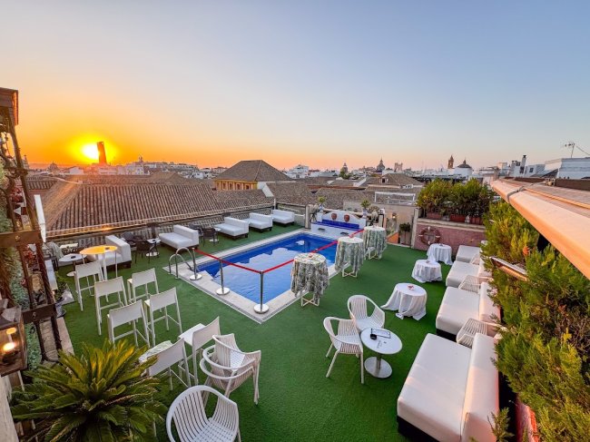 Terrace of the Doña María hotel (3/4)
